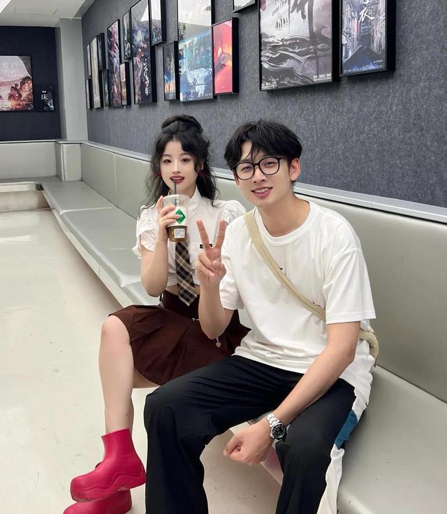 沈梦辰|沈梦辰和女网红合影差距明显，脐钉很有个性，齐思钧他拍角度很帅