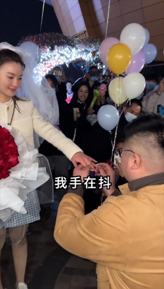 求婚|网红猴哥包迪士尼求婚，无人机大钻戒齐上阵，网友：包场哪来的人