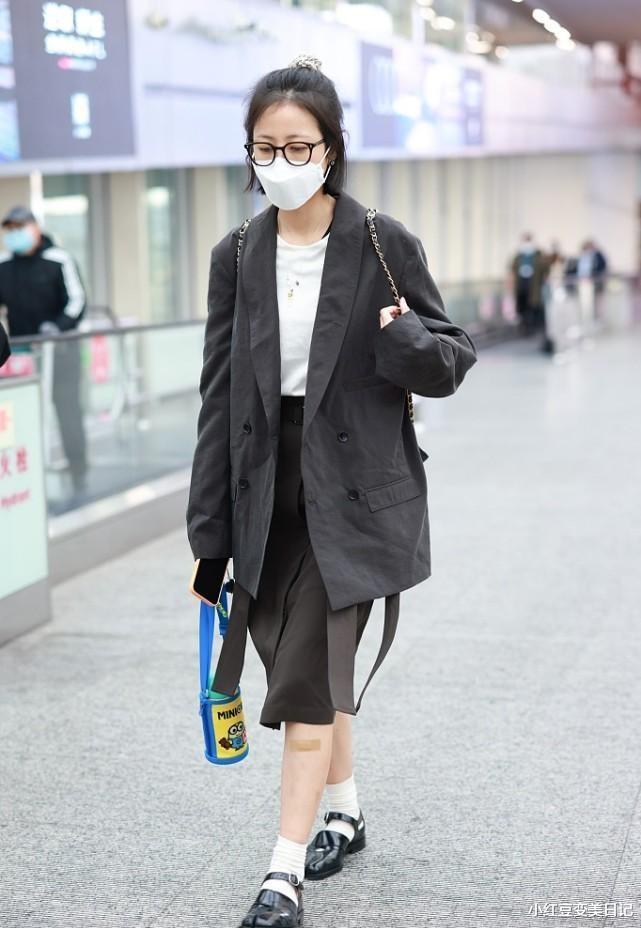 周雨彤的“自由式”穿搭让人爱，短款奶白色针织外套加身，好高级