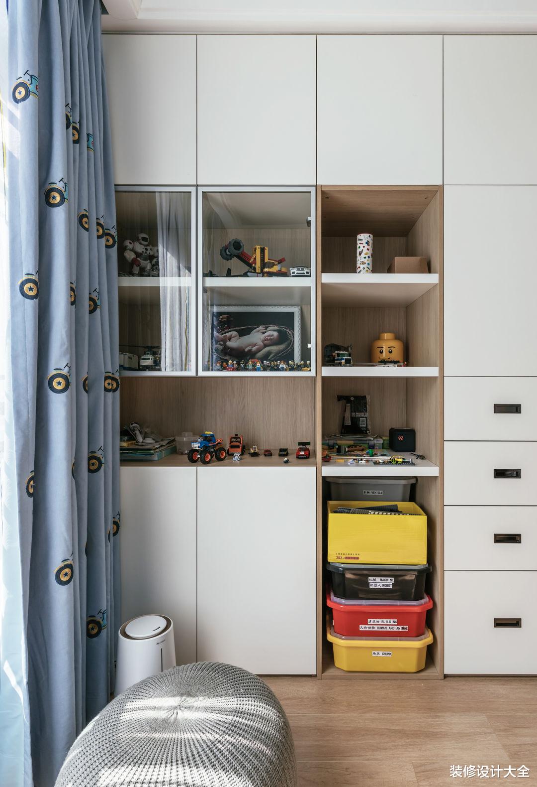 这对夫妻很有远见,客厅不放沙发茶几,让一家人的感情快速升温!