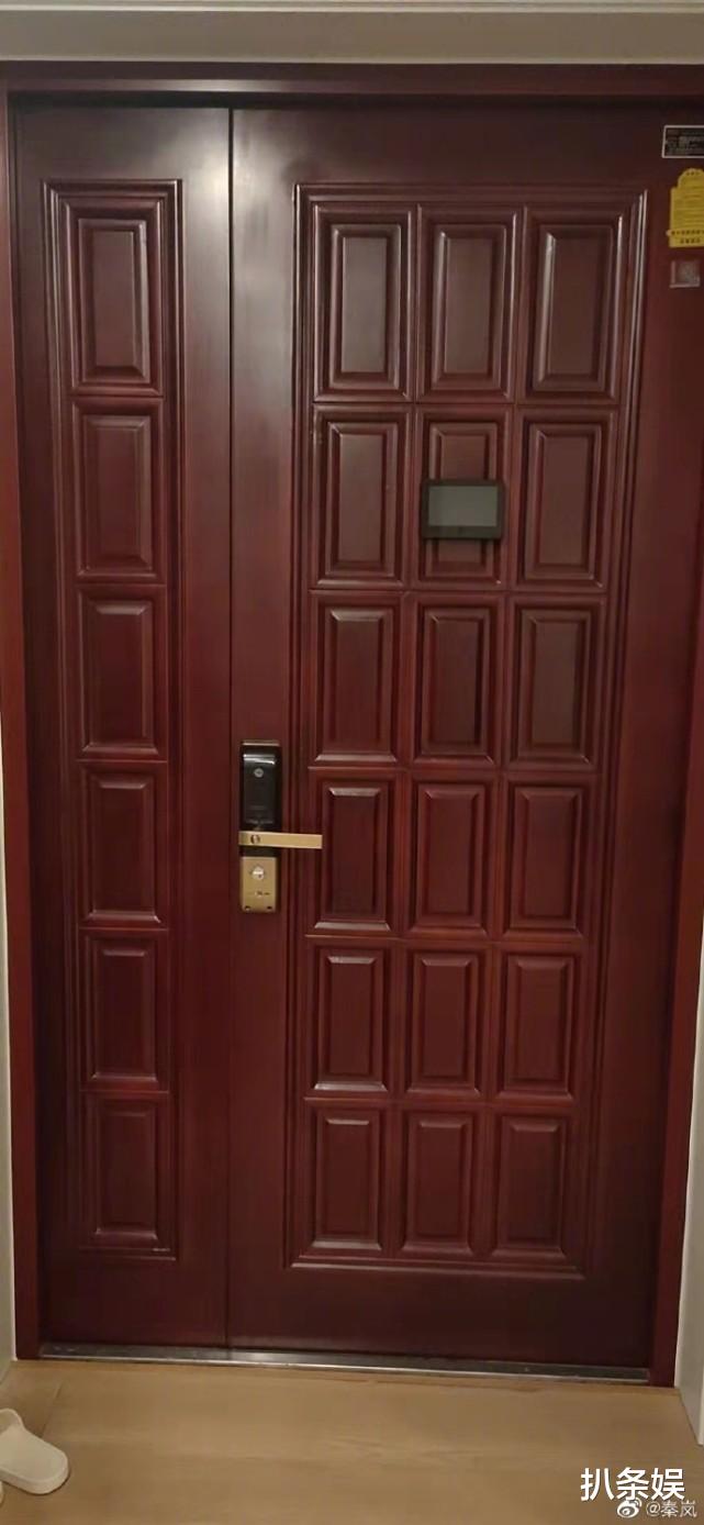 秦岚|42岁秦岚变油漆工,亲自动手刷门干活利索,脚上男士大拖鞋抢镜