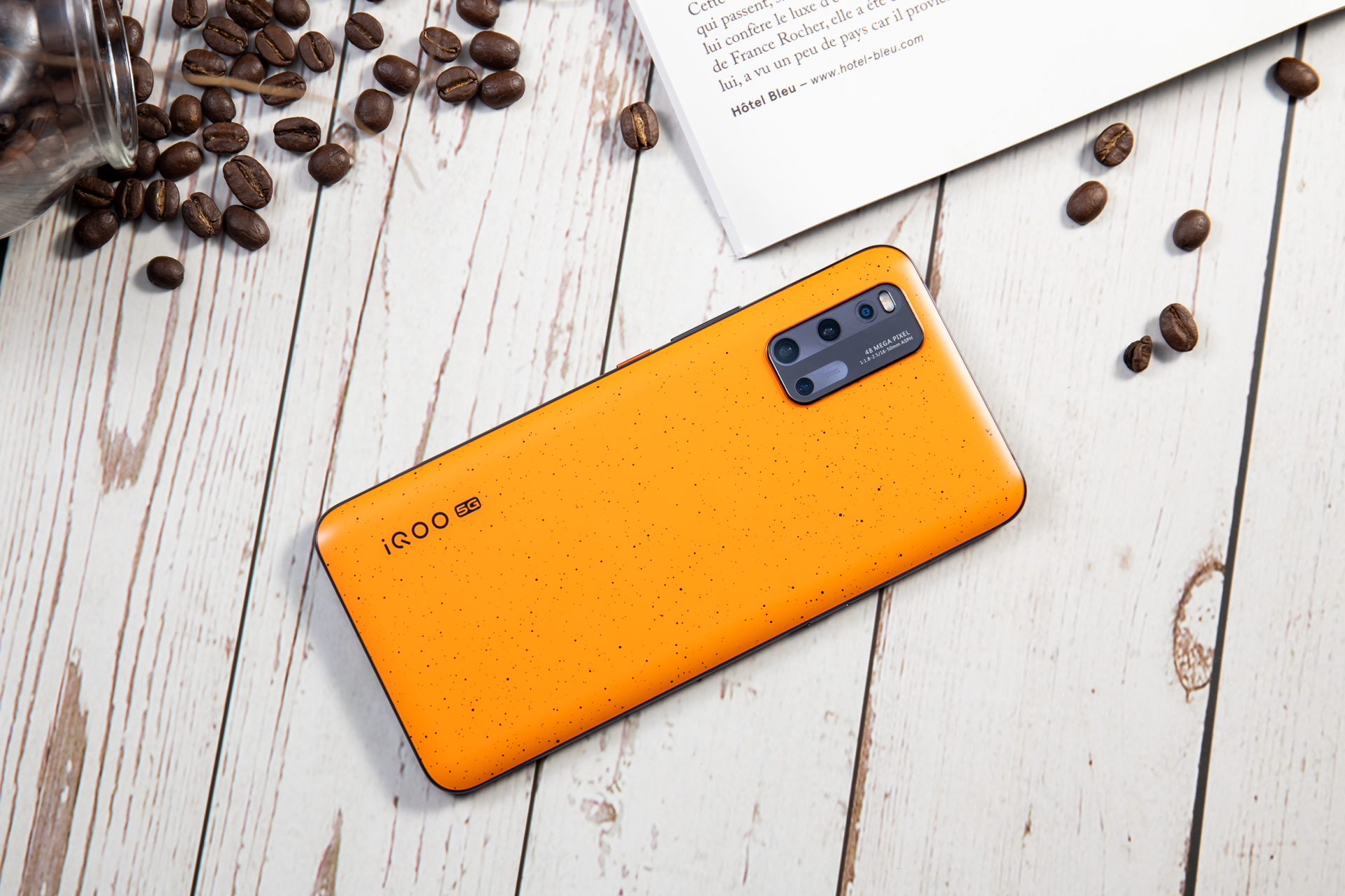 iqoo|硬核画风！iQOO 9 Pro赛道版加入芳纶纤维材质，应用全景舷窗