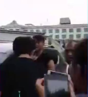 易烊千玺|易烊千玺:从人气垫底到反超,他背后的苦,不是谁都能扛下来的