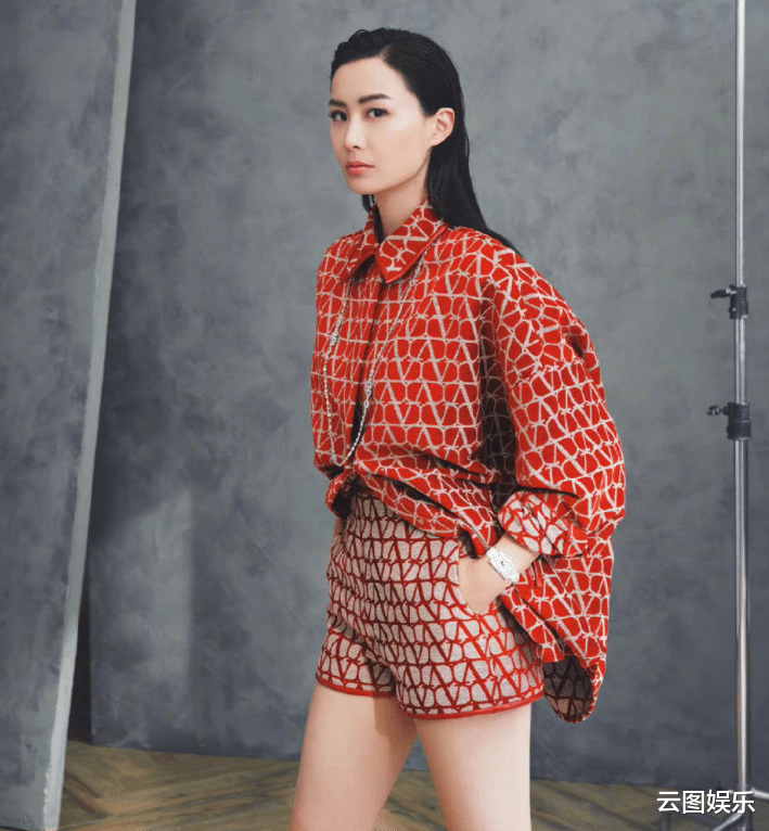 陈法拉|黎姿携陈法拉登杂志封面！同穿短裤大秀长腿，差11岁美得不分上下