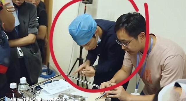 肖战|肖战太拼了！片场不休息狂背台词，累得直接蹲在地上