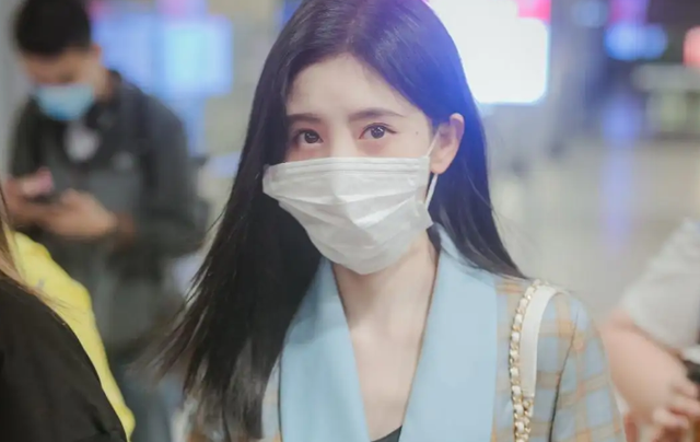 鞠婧祎|鞠婧祎路透曝光,夕阳下收工绝美,网友却质疑:敢不敢把口罩戴好