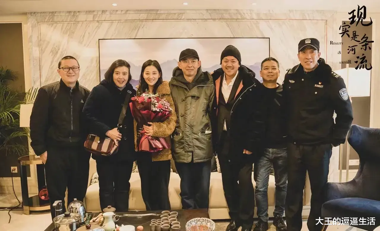 梅婷|梅婷罕见秀恩爱，素颜出镜黑眼圈明显，手捧鲜花依偎在老公身旁