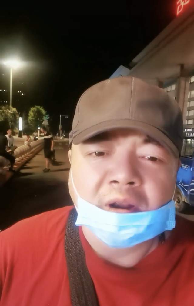 49岁戏骨无戏可拍,深夜开破旧三轮到车站揽活,请求媒体帮忙报道