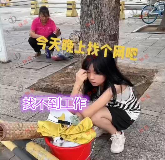 年轻女子提桶在街头找工作,“我还年轻要求不高,月薪至少1万”