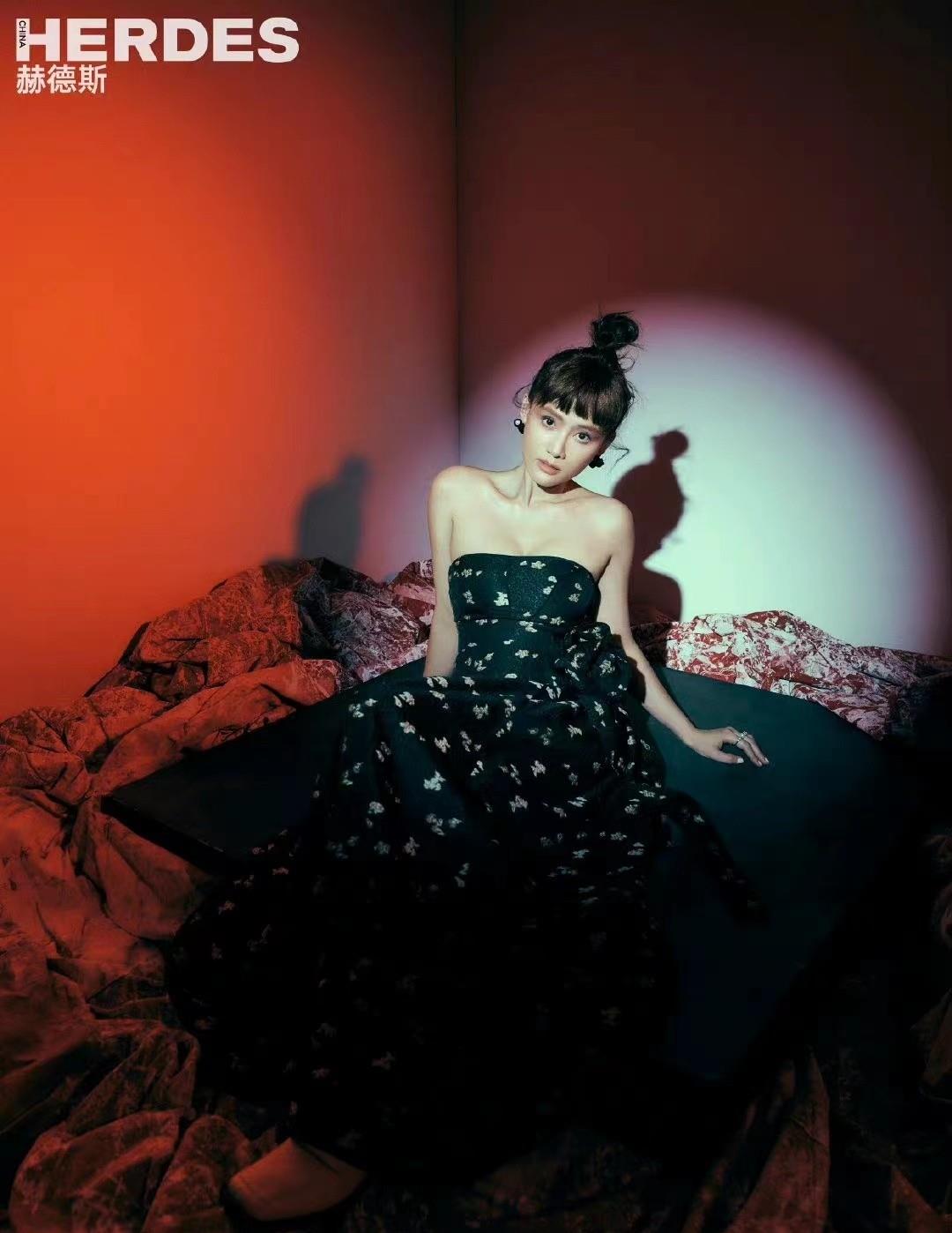 王丽坤|陈乔恩瘦太狠了，剪齐刘海变锥子脸像戴假发，模样大变像换了个人