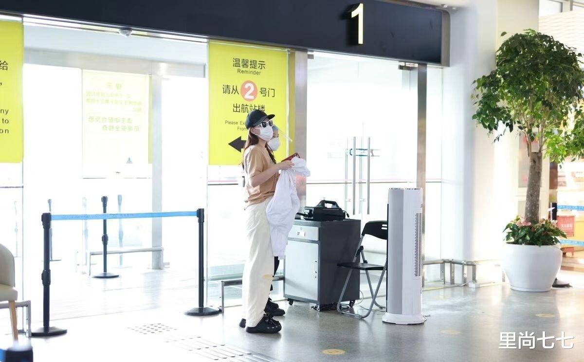 沙宝亮|沙宝亮二婚老婆机场首秀，打扮洋气似网红，新婚夫妇却全程分开走