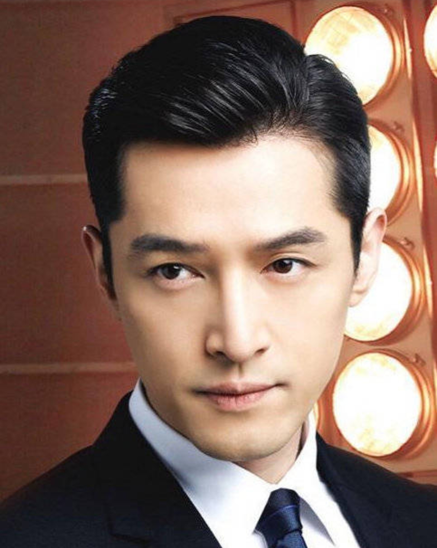 胡歌|胡歌爱猫人设疑似崩塌,养猫不封窗出事故,和老婆因猫结缘被嘲讽