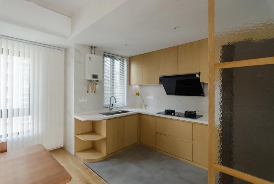 拒绝“模板化”装修,她坚持全屋大白墙+原木色,温暖治愈不俗气