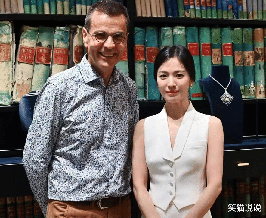 减脂 宋慧乔风衣低调亮相回国机场，最新活动图释出好美，闺蜜晒合照好有青春感！