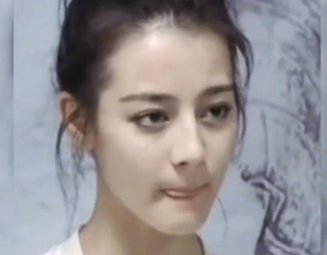 迪丽热巴|迪丽热巴淡妆照曝光,浓颜的她还合适浓妆,素颜时期的她非常害羞