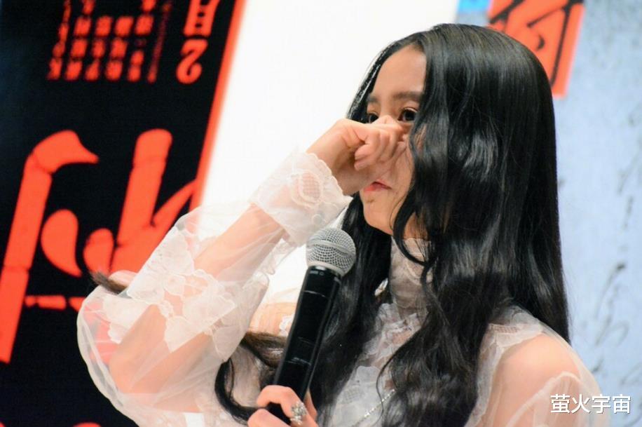 泡泡袖|18岁木村光希被众星捧月，薄纱泡泡袖白裙灵动，擦泪水巧秀硕大钻戒