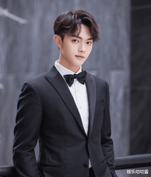 陈亚男|27岁许凯庆生照眼袋抢镜，疑因喝酒笑到模糊，C位景甜法令纹明显