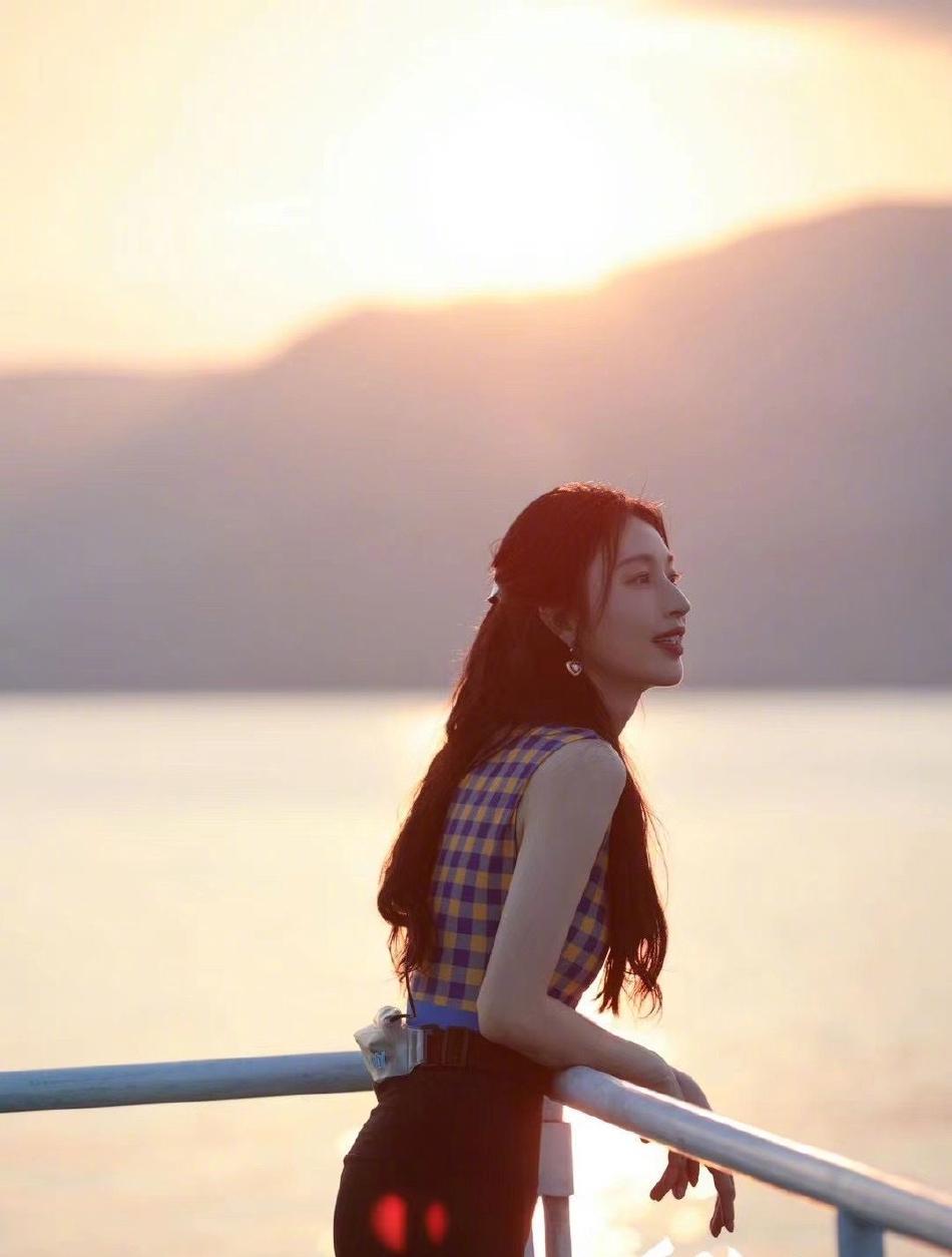 张俪|张俪晒阳光沙滩美照，格子泳衣身材超吸睛，大长腿格外抢眼！