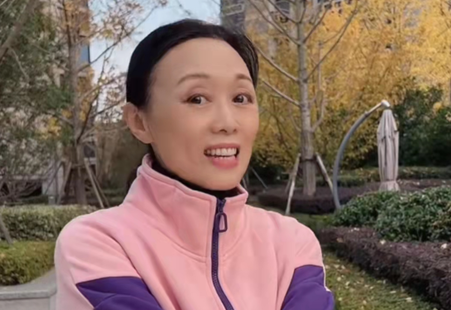 吴琼|60岁吴琼大街上跳舞惹争议，摇头晃脑抛媚眼被指没分寸，现住豪宅