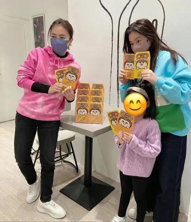 甘比|甘比疑骄傲,情人节只晒婚生女礼物,刘秀儿会投其所好被赞情商高