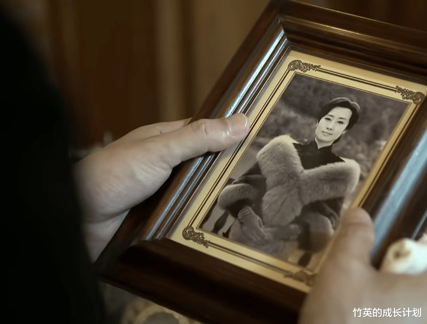 伪装者|?《伪装者》一生无爱无性的明镜,她把青春献给了家族和信仰