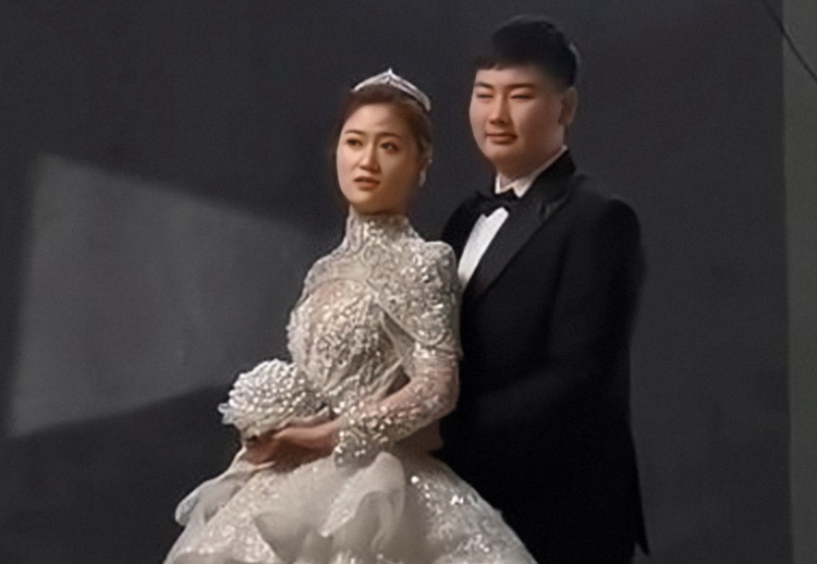 陈萌|大衣哥儿子朱小伟办婚礼,陈萌穿中式婚服,拿捧花遮挡小腹疑怀孕