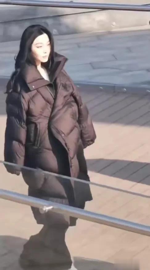 范冰冰|范冰冰罕见秀恩爱,和男友海边亲密合影,男方颜值抢镜身份不寻常