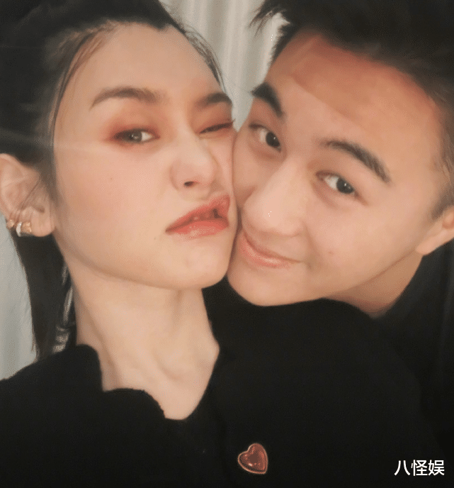 奚梦瑶|奚梦瑶何猷君甜蜜过七夕，夫妻俩一起比心好默契，满脸笑意超幸福