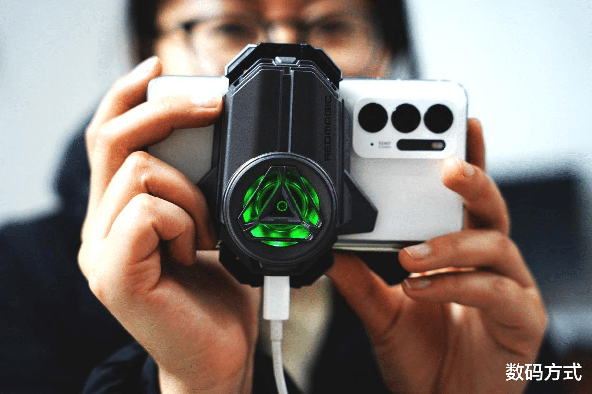 散热器|红魔散热背夹成游戏党关注重点 结冰仅需五分钟