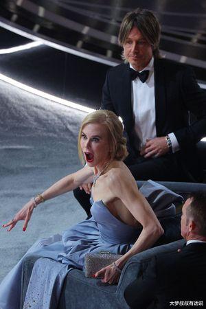 威尔·史密斯|威尔史密斯揍人“台下大咖惊恐反应被拍”！低头狂滑手机，漏网画面曝