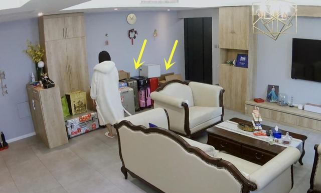 “海南富婆”吴宣仪,北京的家连衣柜都没有,跟海南别墅差距太大