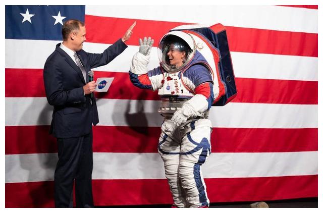 浪费?神十四造价3000万宇航服,用完就扔!却穿10万宇航服返回?