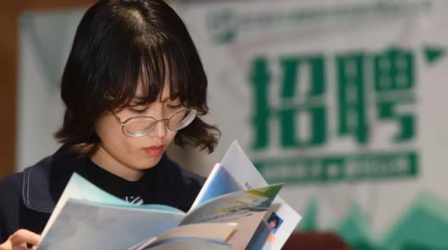 大学生|国家电网公开招聘4万个岗位,六险二金年薪丰厚,应届生更占优势