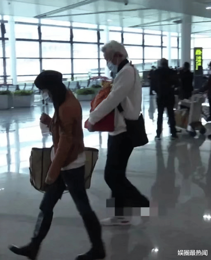 张庭|张庭夫妇风波后首露面，低头遮脸快步前行，林瑞阳怀中财神爷亮了