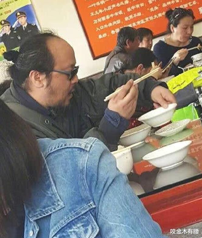 窦唯|网友北京胡同偶遇窦唯,穿搭朴素不修边幅,52岁头发花白已谢顶