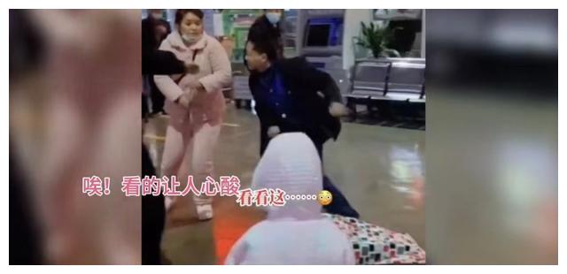 太心酸了！父亲拿女儿2000块钱，女儿穿睡衣追到火车站打父亲