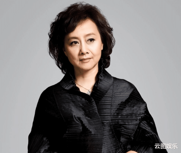 黄梅莹|老戏骨黄梅莹罕露面，72岁气质依旧，与小2岁金鑫结婚38年仍恩爱