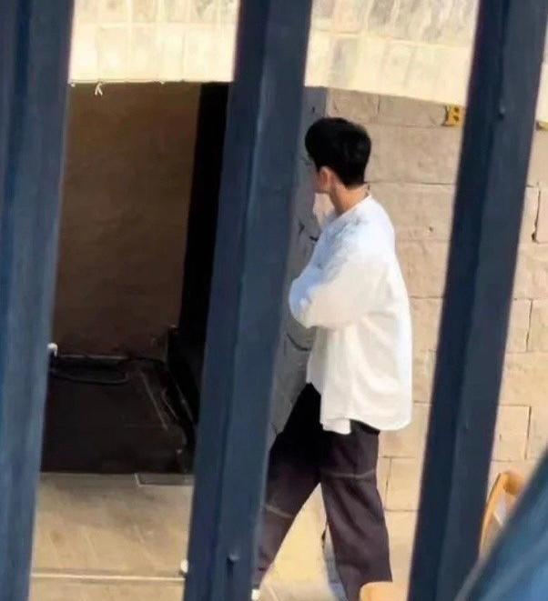 肖战|肖战晒坚果合照，“小飞侠”八倍镜看路透：用餐巾纸画画的战战