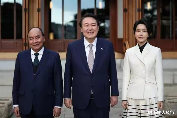 护肤品 韩国第一夫人比老公有气场！接见越南主席跷二郎腿，穿条纹裙独美