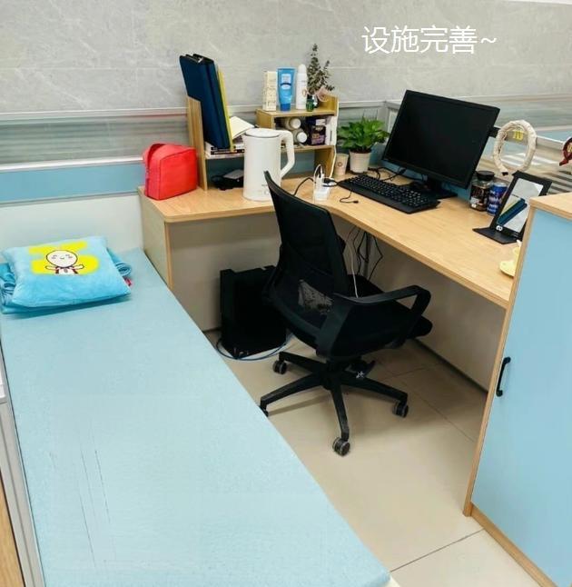 工作专业|“办公桌旁边就是床”，大学生晒理想工位，网友的话让他瞬间清醒