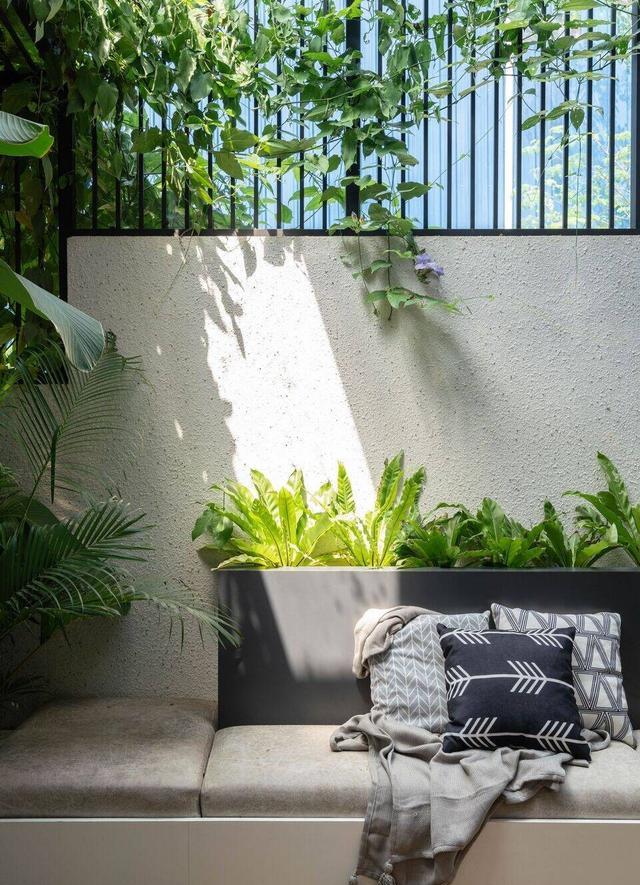 坐拥一套私宅别墅,庭院大到媲美足球场,平时却不显山露水,低调