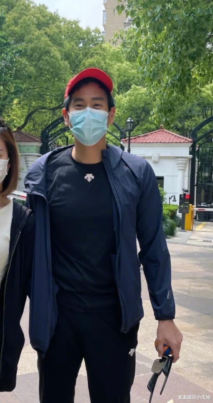 彭于晏|彭于晏小区解封,邻居提前在楼下蹲守,差点将他误认为是邓超