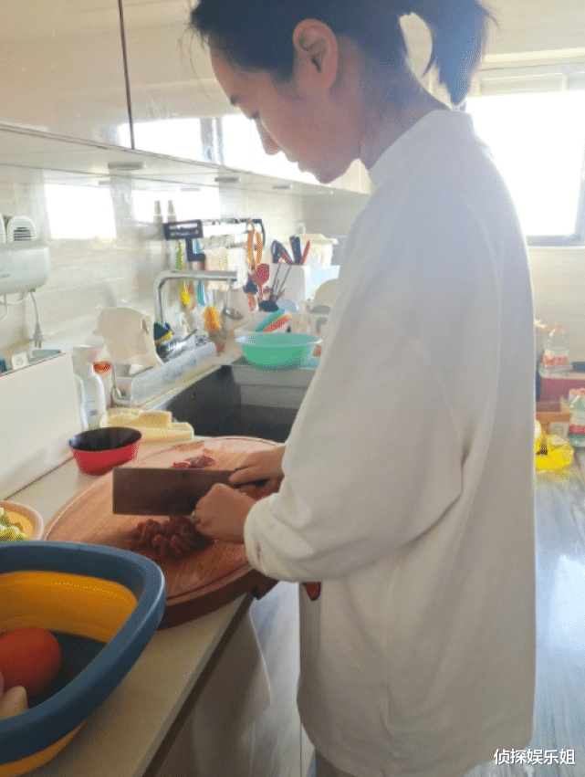 朱丹|朱丹透露家里变“羊群”,她第一个恢复体力,化身大厨照顾家人