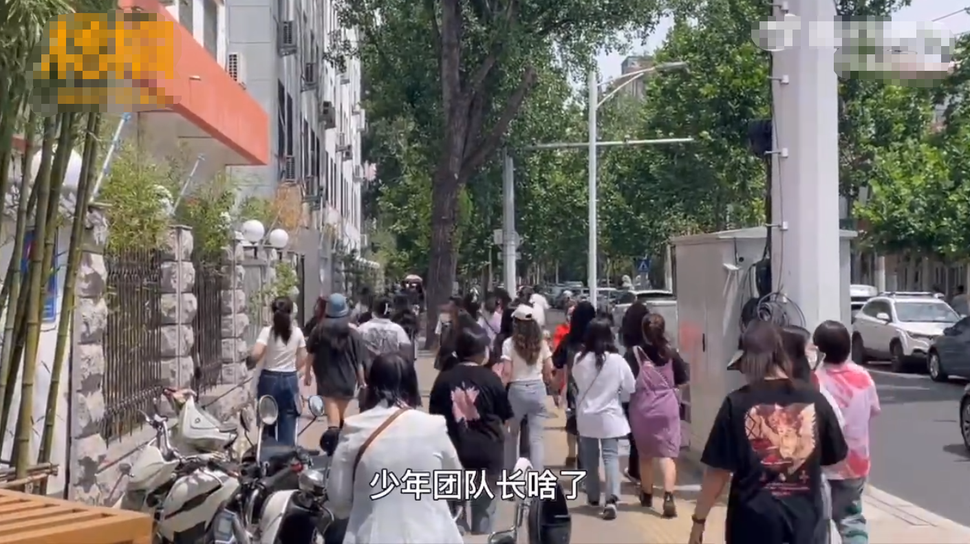 哈里王子|19岁男星复读再战高考!获大批粉丝接送,考场外尖叫不断惹争议