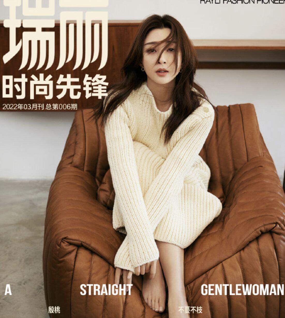 殷桃|42岁殷桃穿露背长裙秀性感身姿，锁骨直角肩抢镜，气质不输小花