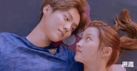 防晒喷雾 娱记曝关晓彤定期去打美白针，因身体受到影响，露面都靠全身擦粉