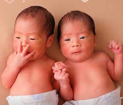 湖北一双胞胎被爷奶带回老家,1个月后晒成小黑人,网友看后笑翻
