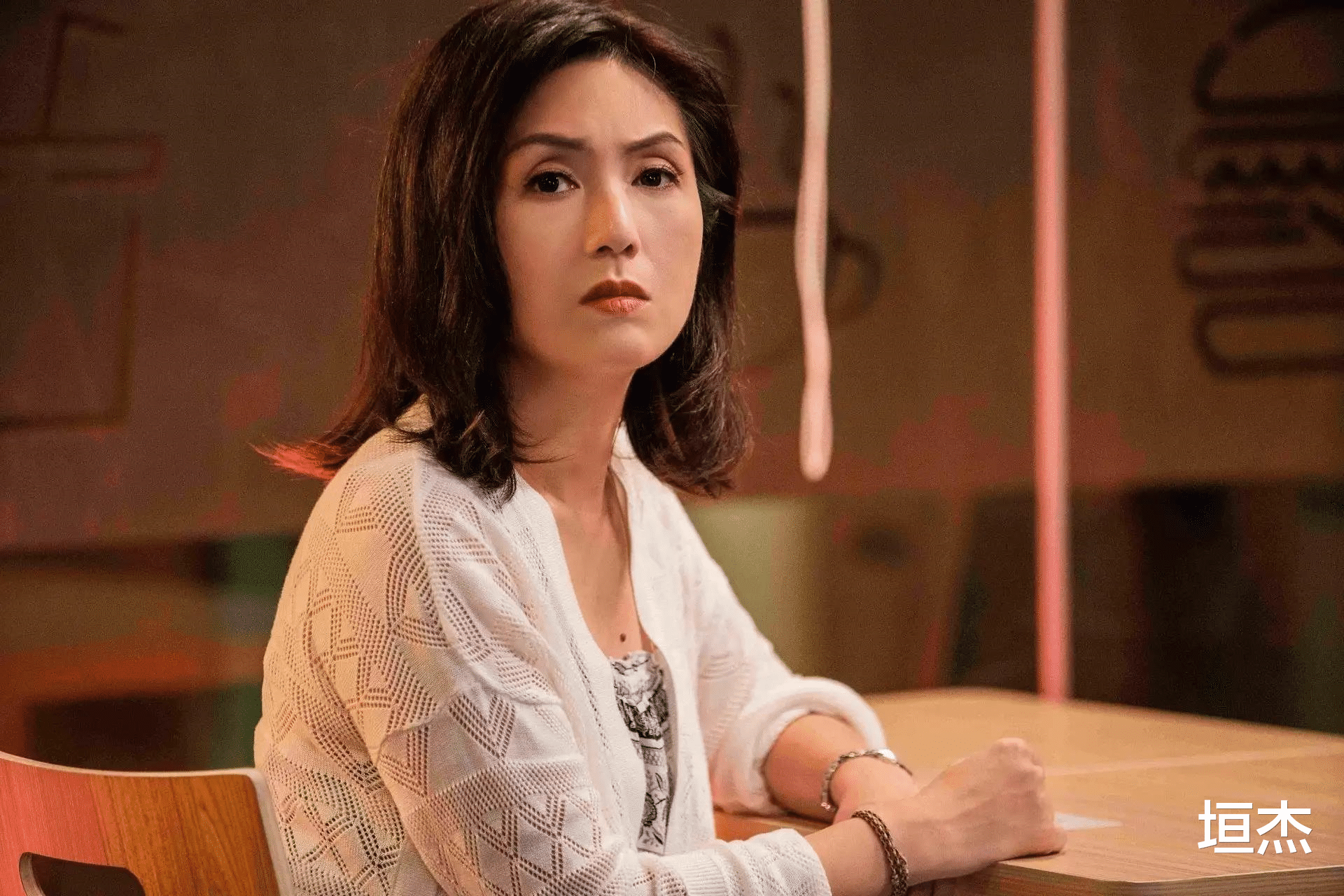 生图|痘痘脸、赘肉、五五分！生图里的“女神”明星，都因“照骗”翻车