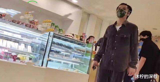 郭碧婷|郭碧婷待产忙坏向佐,被拍现身医院买糕点,郭爸爸在家小酌心情好