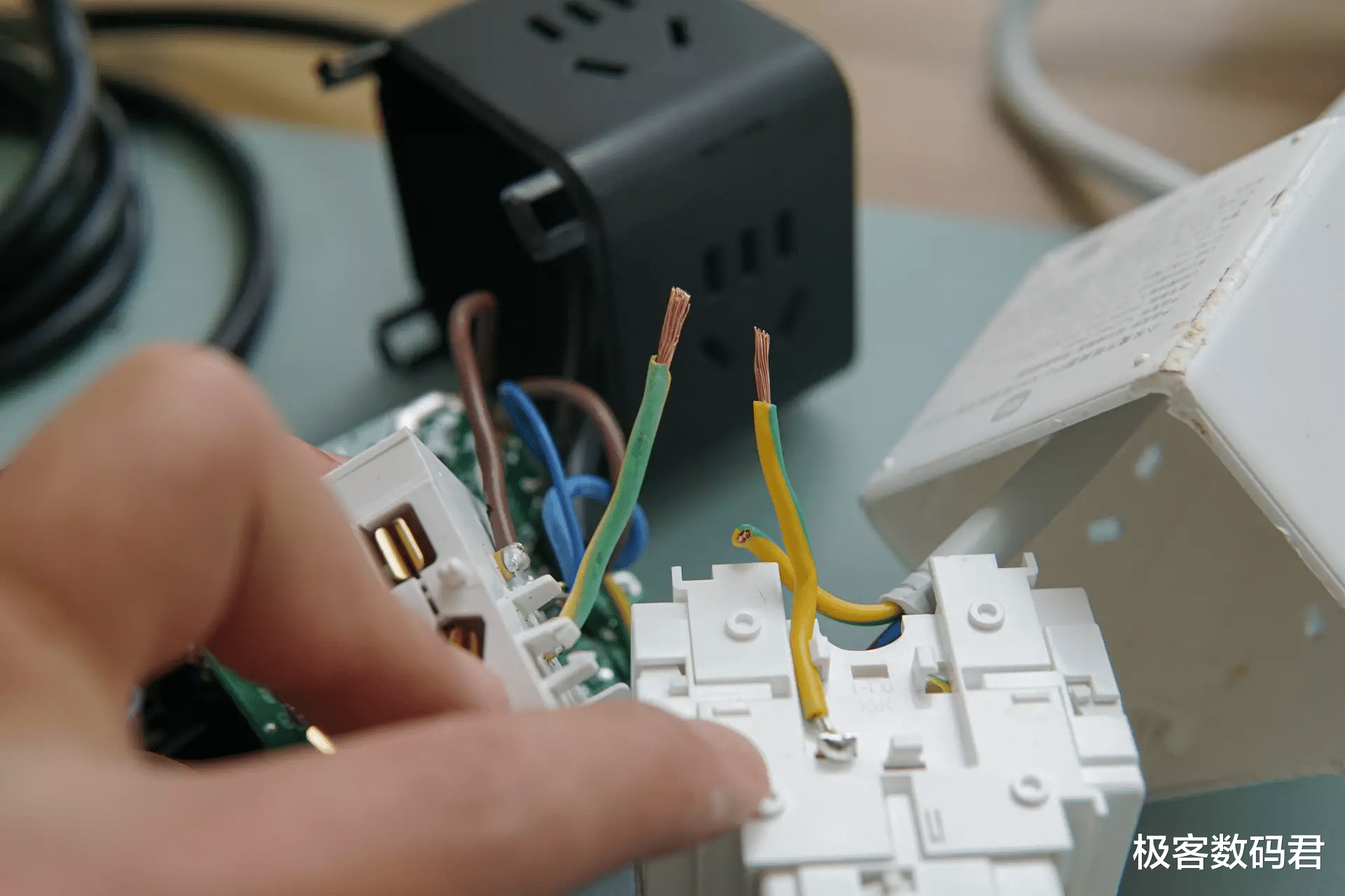 小米科技|公牛插座VS小米插座,谁的做工更好?拆开告诉你答案!